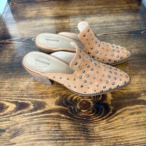 A Rider Girl Tan Studded Heel Mule Size 5.5‎